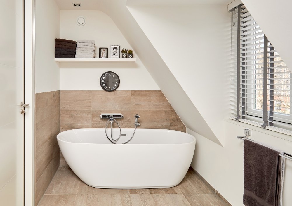 Modern ontworpen badkamer