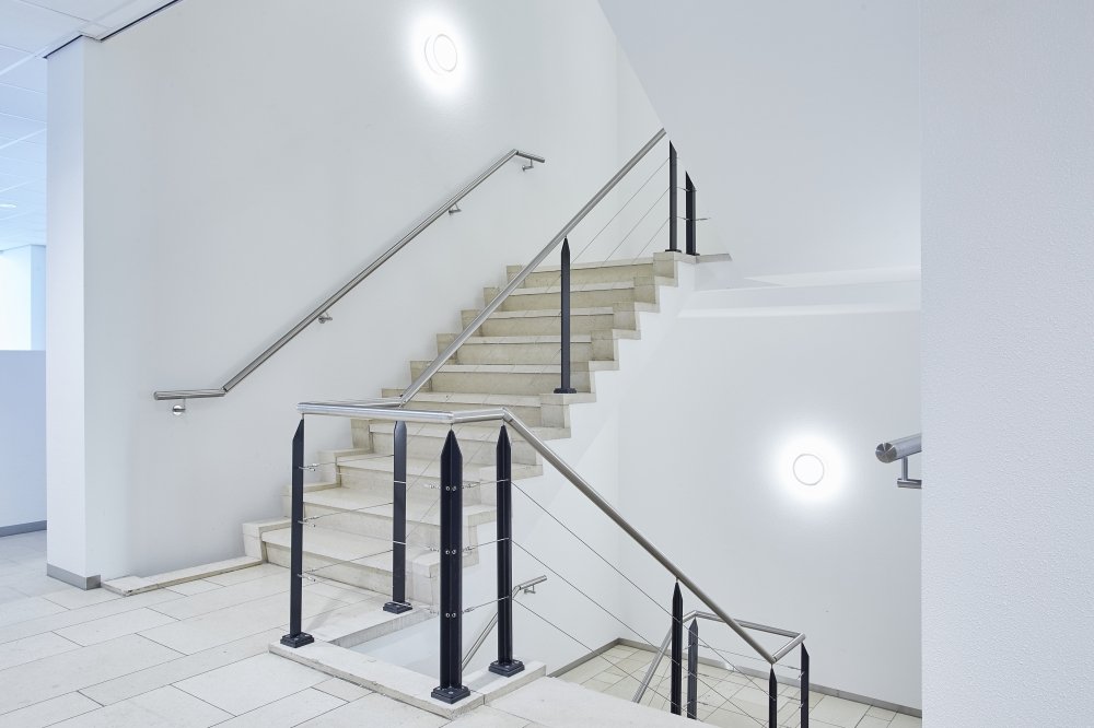 Detailfotografie RVS leuningwerk trappenhuis Zoetermeer