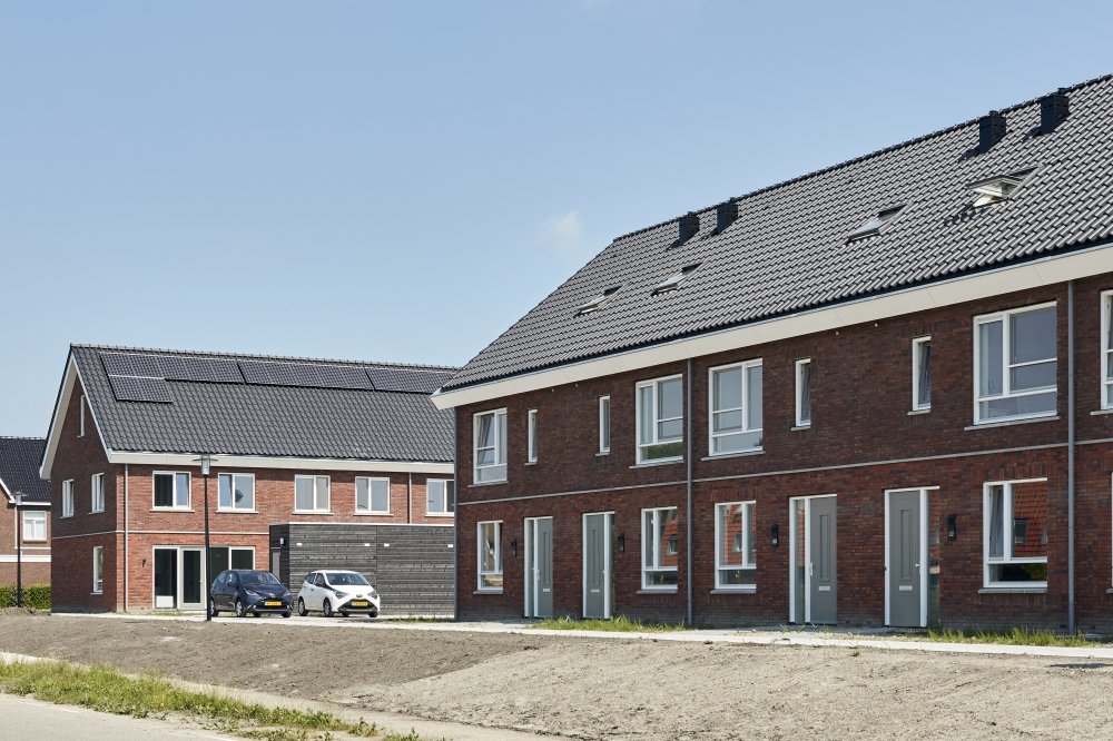 Vooraanzicht twee blokken opgeleverde huurwoningen (De Verwondering in Nieuwveen)