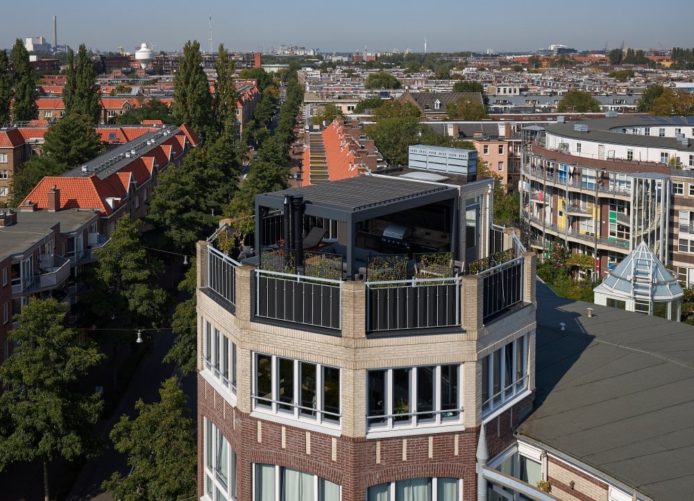 Dronefotografie van penthouse met dakterras in het centrum van Amsterdam