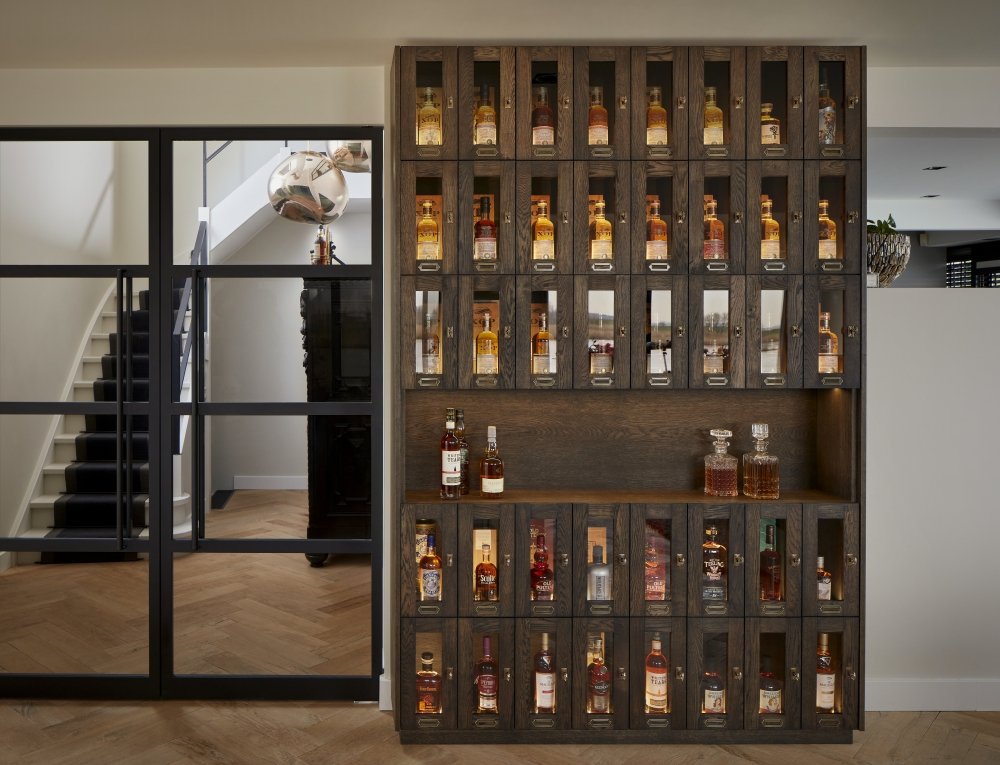 Eikenhouten Whiskey locker in modern interieur