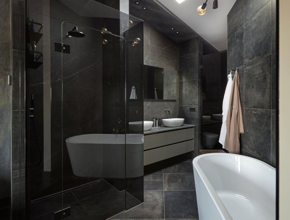 Ensuite badkamer met geometrische complexiteit.