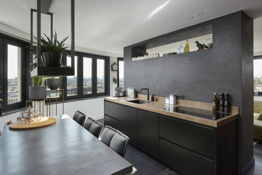 Projectfoto's van verbouwd penthouse met maatwerk keuken en meubels