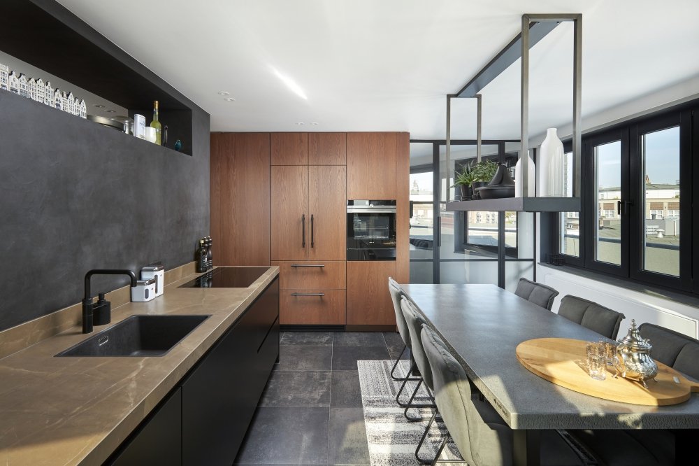 Projectfoto's van verbouwd penthouse met maatwerk keuken en meubels