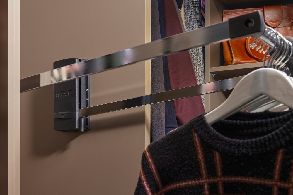 Toegankelijkheid van hoger opgehangen kleding door meubelbeslag van Häfele.