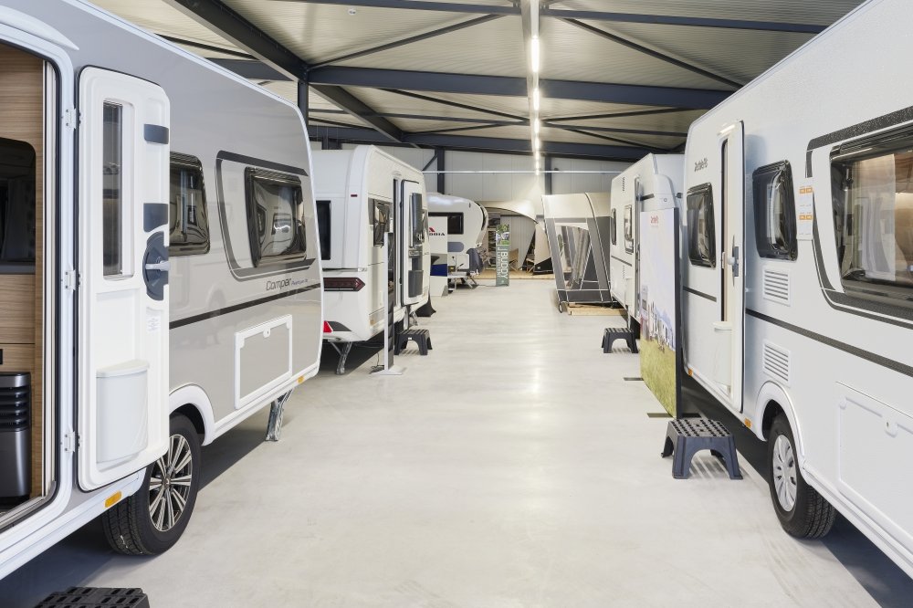 Showroom met caravans op tweede verdieping bij Marsman Caravans.