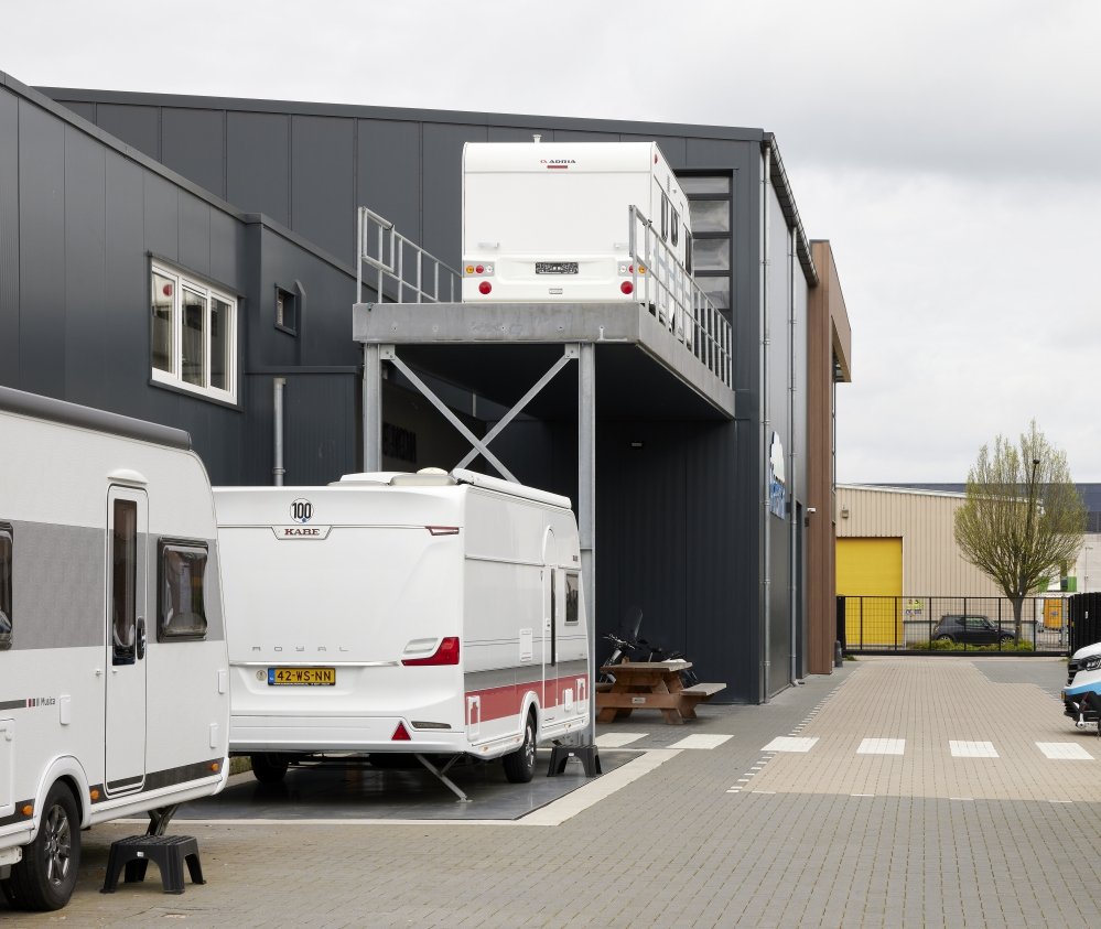 Via deze lift gaan caravans van en naar de verdieping. 