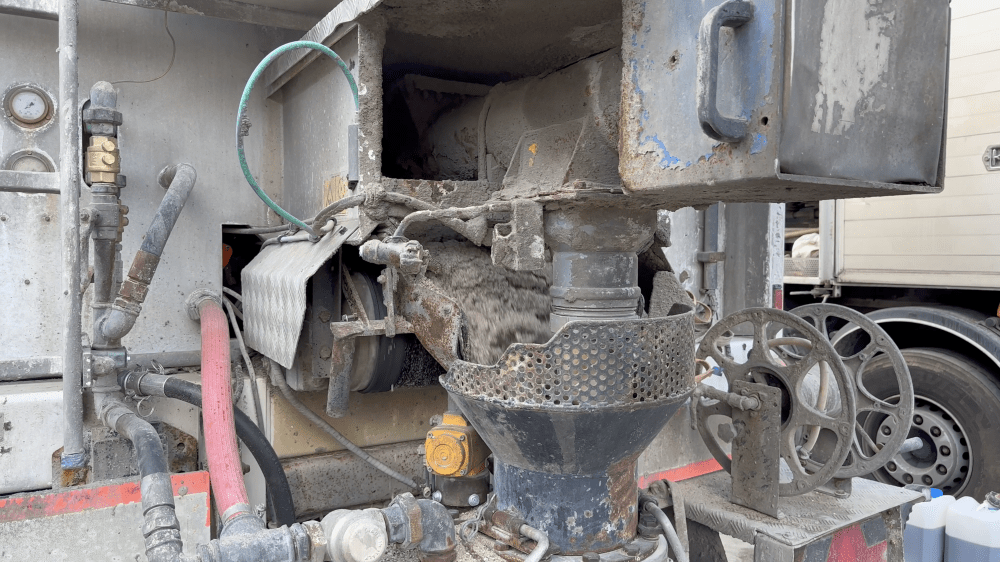 AKN Afdekvloeren uit Bodegraven stortte de nieuwe zand-cementvloer in Winkelcentrum Amstelplein.