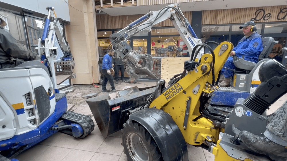 Anton van Dijk uit Woerden verzorgde de sloopwerkzaamheden van de oude vloer in Winkelcentrum Amstelplein.