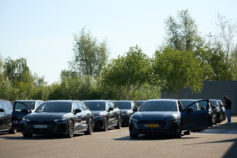 En na de koffiepauze staan alle auto's weer klaar voor een nieuwe ronde.