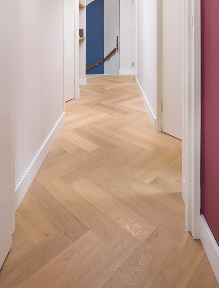 Deze woning is zeer breed. Vaker wel dan niet zou het legpatroon over de langste zijde (in dit geval breedte) zijn. Maar het resultaat van dit project is prachtig.