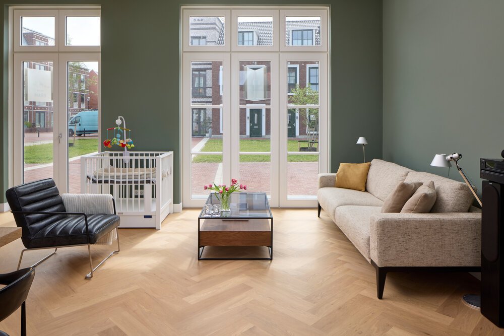 Deze zithoek op de begane grond toont rust en warmte.