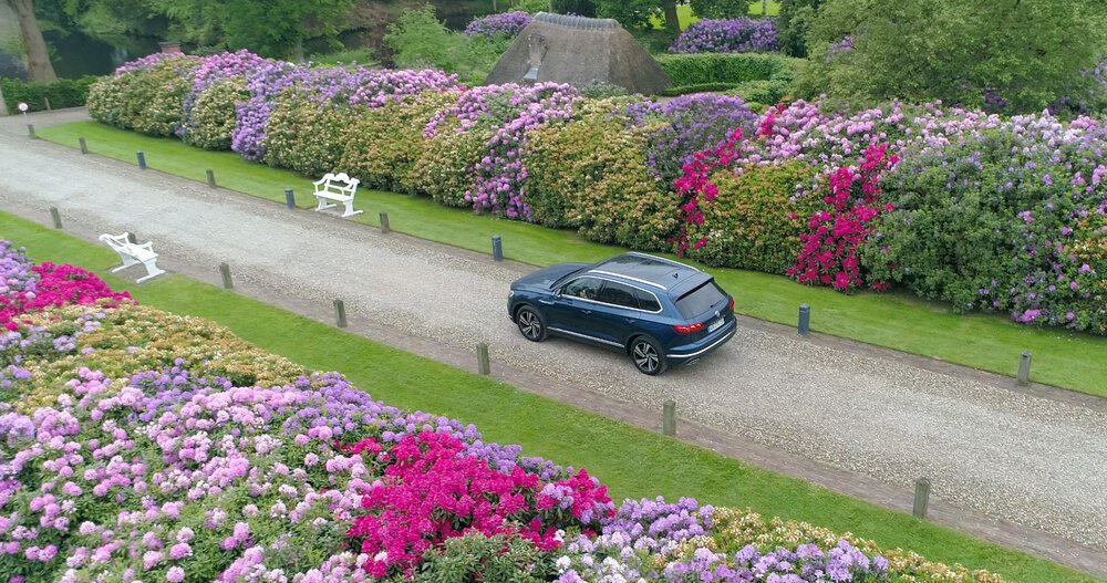 Volkswagen Touareg at the driveway of Kasteel Amerongen.