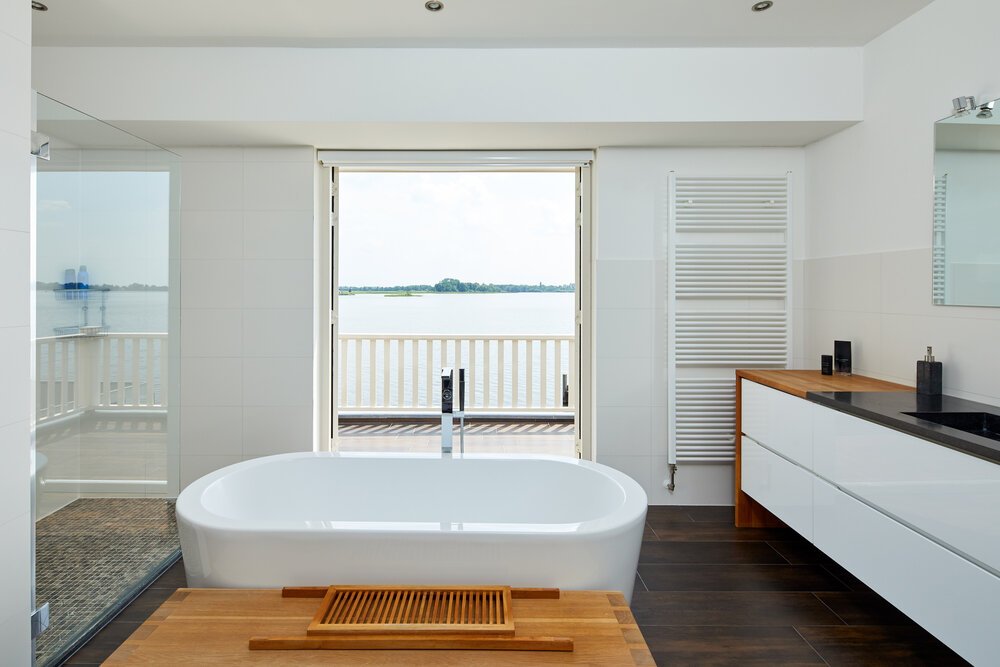 Modern bathroom with double doors leading to the rooftop terrace.