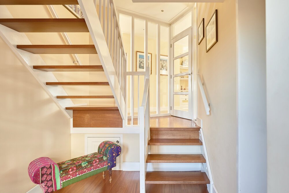 Entrance hall with a dynamic layout.