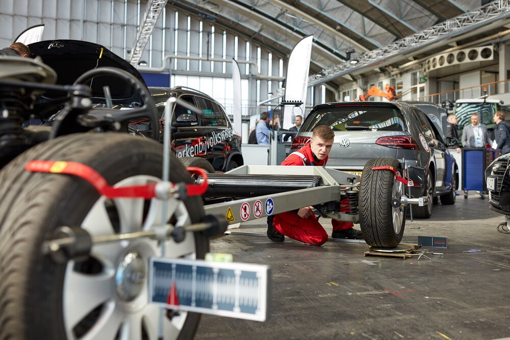 Automotive Technician finalist aligning wheels during the Skills Heroes Professional Competitions 2018–2019 at RAI Amsterdam.