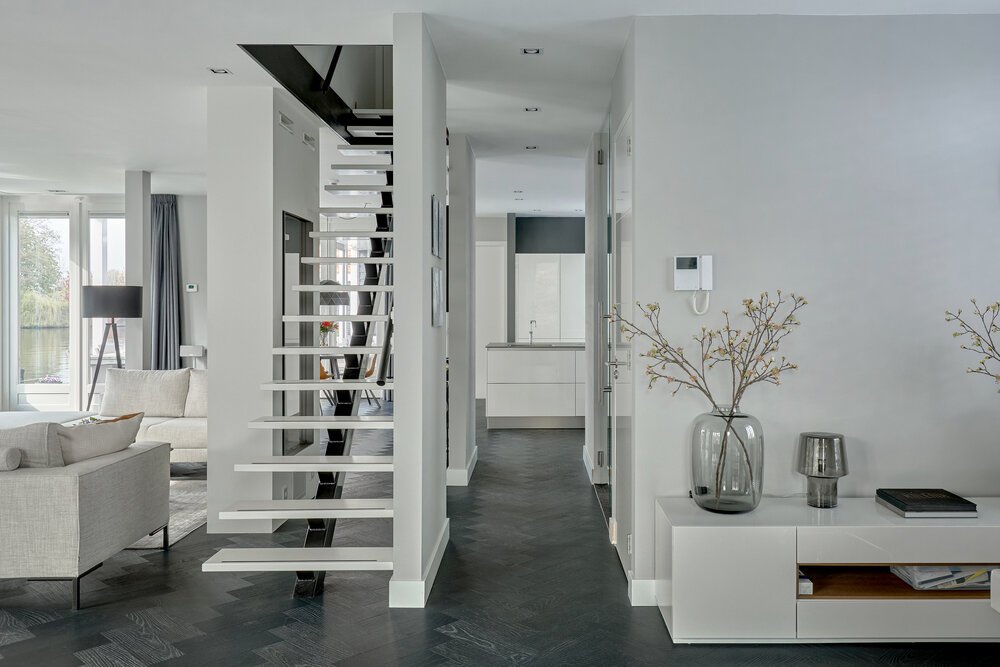 The open character of the ground-floor interior immediately visible upon entry