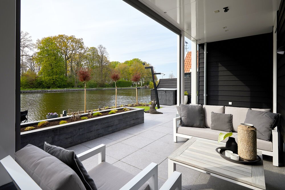 Various seating areas with views over the water