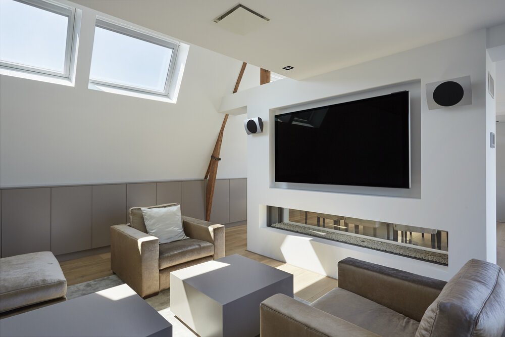 Large roof windows at the front provide additional natural daylight.