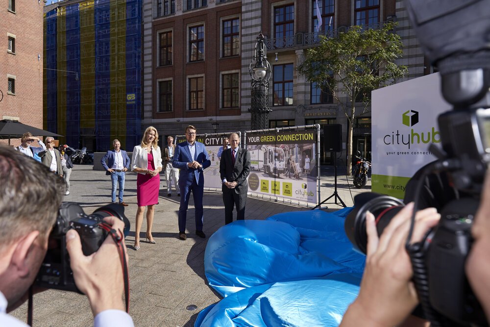 State Secretary for Economic Affairs and Climate Policy Mona Keijzer, Prince Constantijn of Orange-Nassau, and Gary J. Shapiro (CEO of the Consumer Technology Association) unveil the Zolution by Urban Mobility Systems (UMS) from Oss.