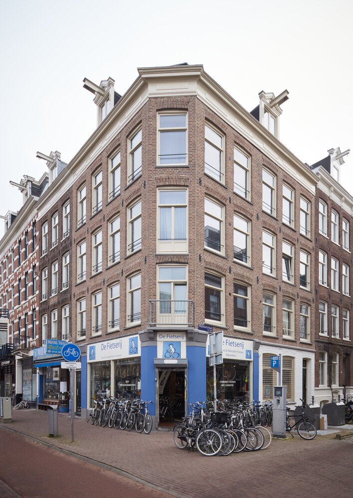 Renovated façade at Overtoom and Frederiksstraat, compare it with the adjacent buildings.