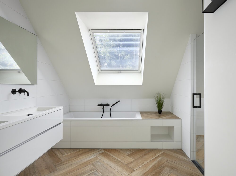 Effective use of colour schemes and daylight in the bathroom.