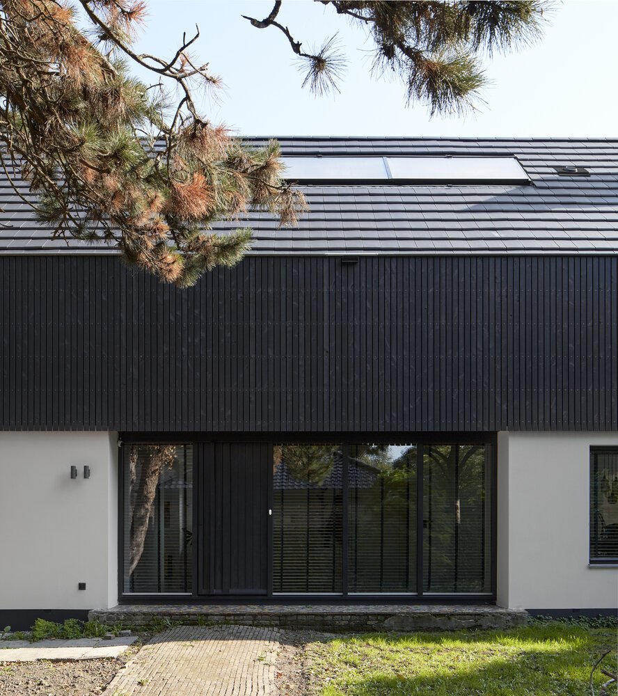 The contractor enthusiastically explained how the fixing points of the wooden elements were aligned in a clean, precise line.