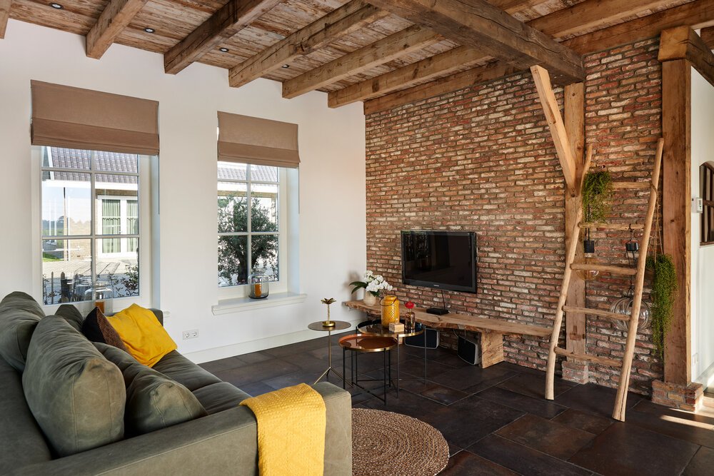Impressive combination of a brick wall and wooden ceiling.