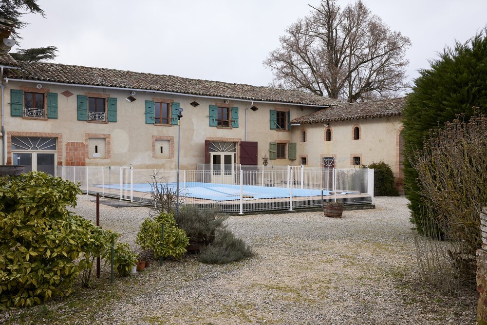 Photo of the swimming pool in the courtyard with holiday apartment #4 in the background.