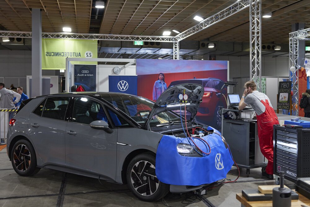 Several cars were programmed with faults that the finalists had to identify and resolve.