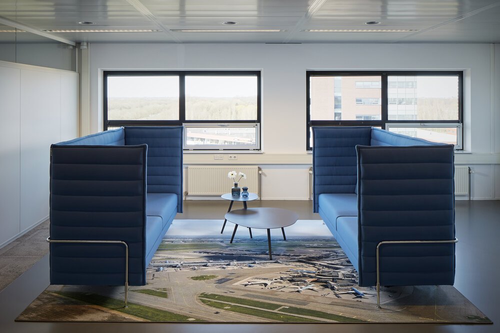 The aviation theme is also reflected in the carpets and acoustic fabrics.