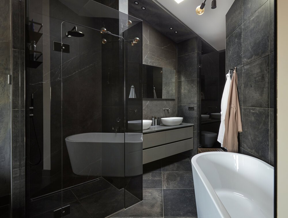 En-suite bathroom with geometric complexity.