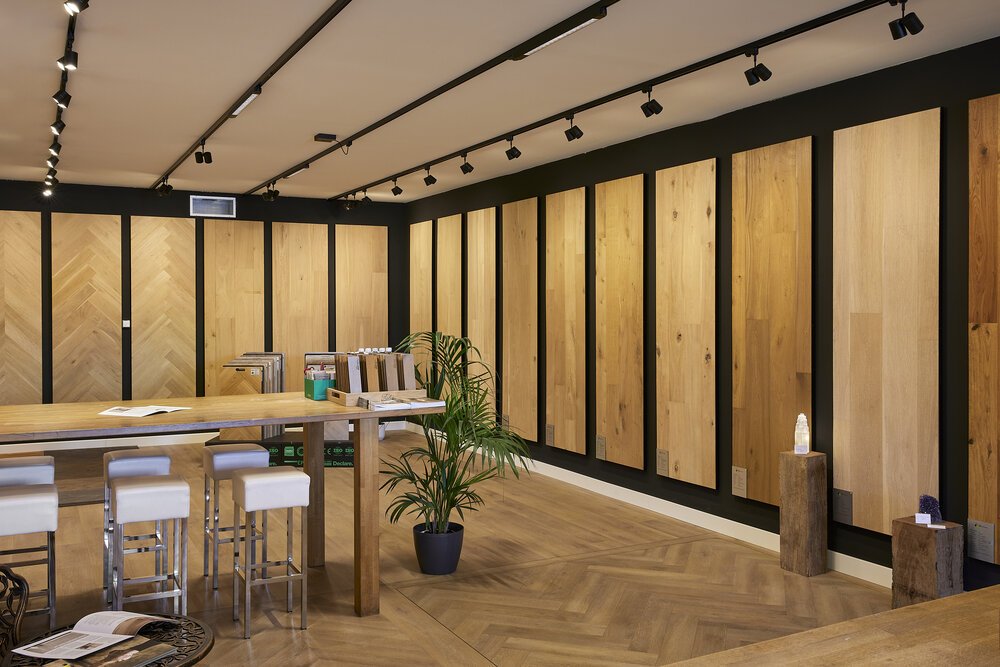 Shop interior photo with display boards at Riga Vloeren en Kozijnen in Amsterdam.