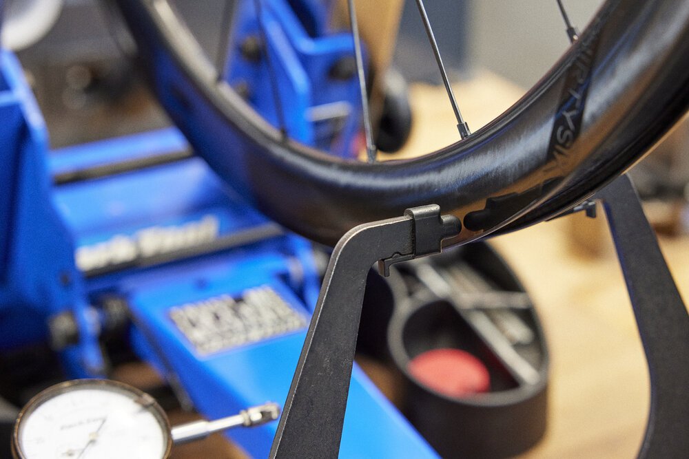 Photo of the new workshop, with offices and the canteen located along the wooden wall cladding on the left.