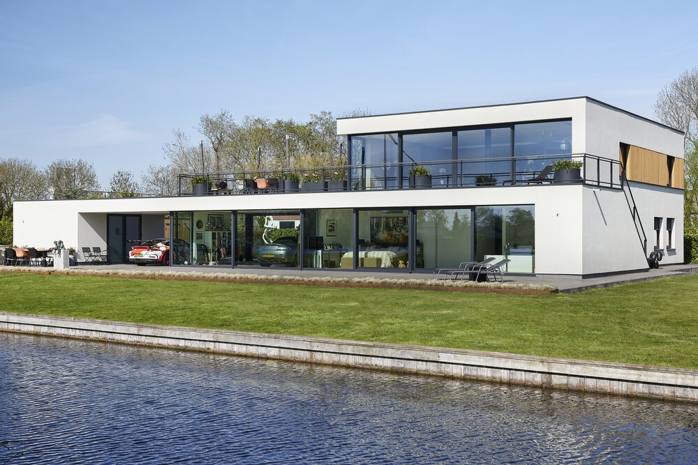 Photo of the entrance with wooden façade panels.