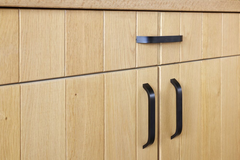 Oak furniture creates a rustic appearance.