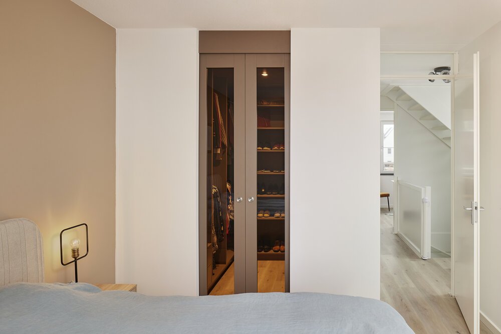 Atmospheric photo of the custom walk-in wardrobe by Robin van Hoof Interieurbouw.