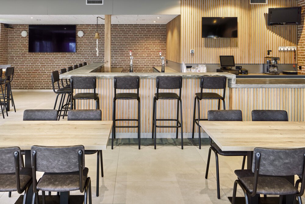 Interior photo of the renovated sports canteen of HSV ’69 in De Hoef.