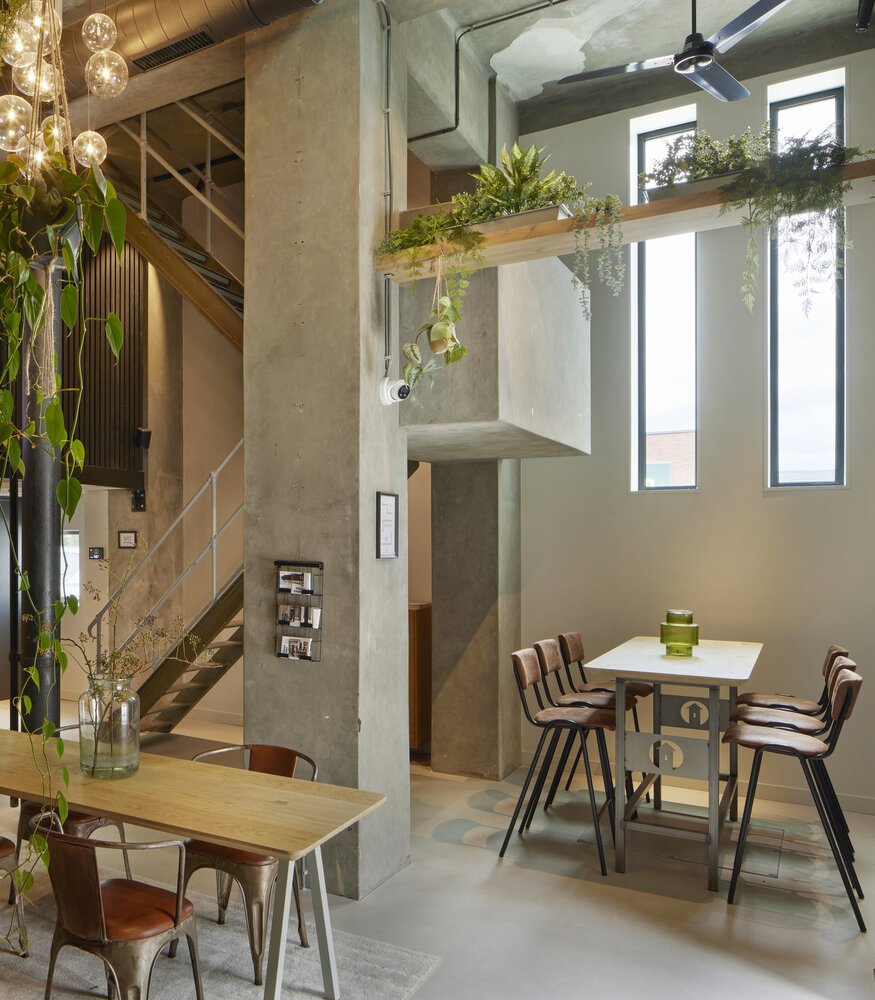 The Kompas Café with concrete columns in 2023.