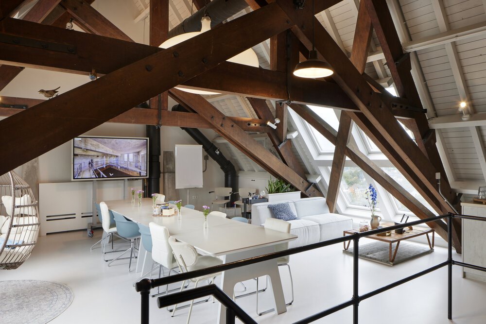 The space beneath the gabled roof after the transformation: meeting at height.