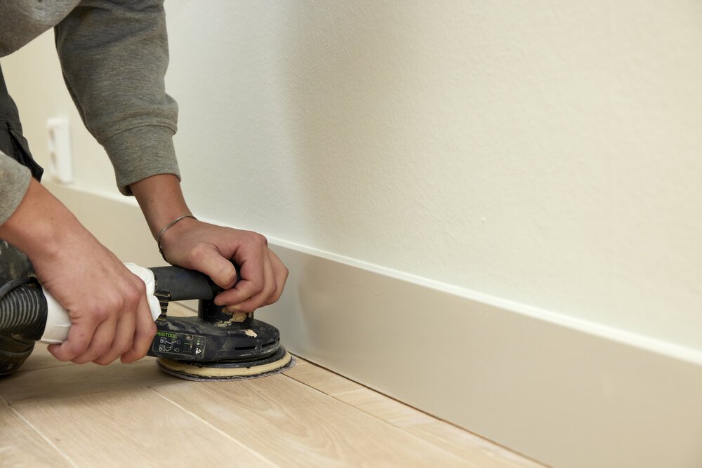 Along skirting boards, window frames, and radiators, the floor is cleaned using lighter handheld tools.