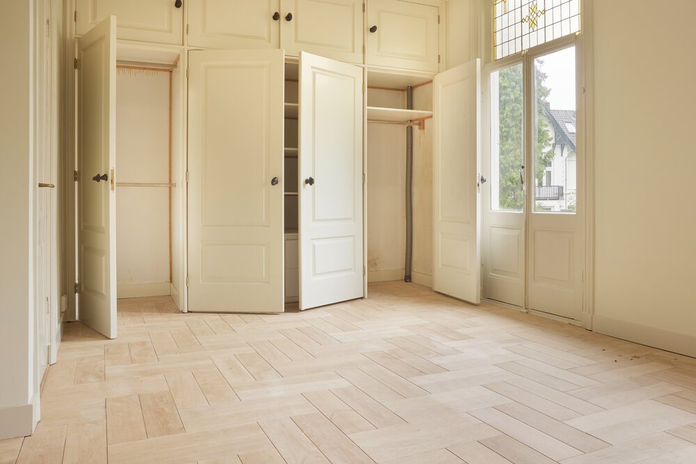 After polishing, the cleaned oak herringbone floor looks like this.