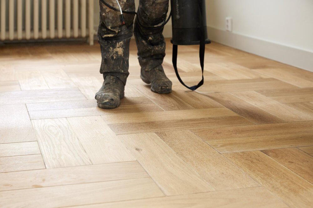 Hard-to-see (adhesive) residue in the joints becomes more visible when moistened with a spray.