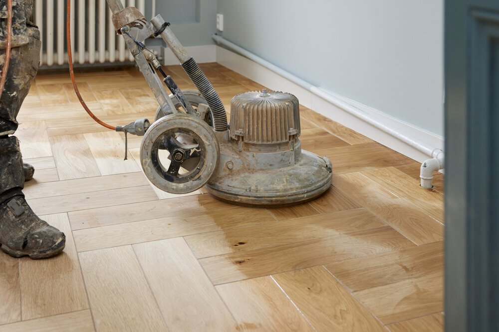 First, the oil is worked into the wood, after which a clean polishing brush is used to remove the excess oil.