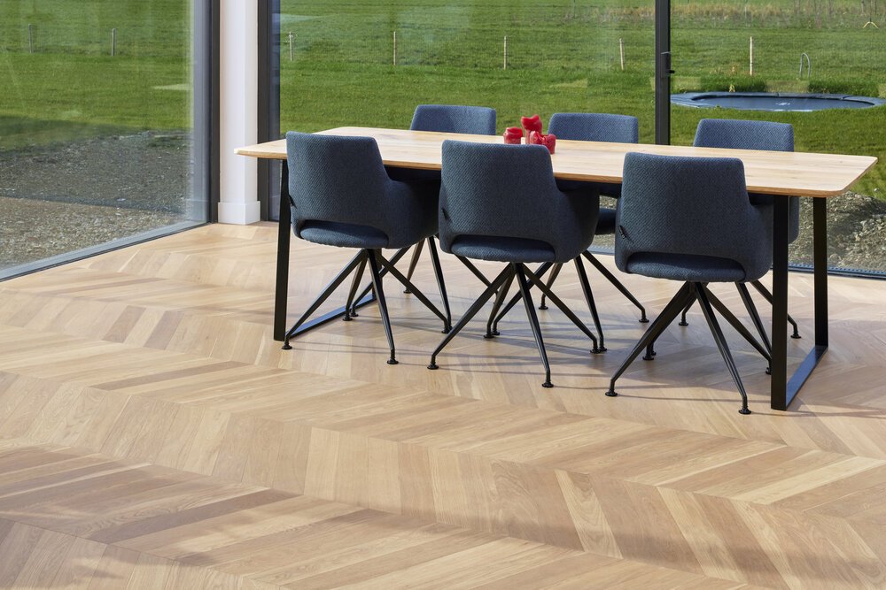 A Hungarian point pattern beneath the dining table—surely no issue alongside a herringbone pattern on the plate.