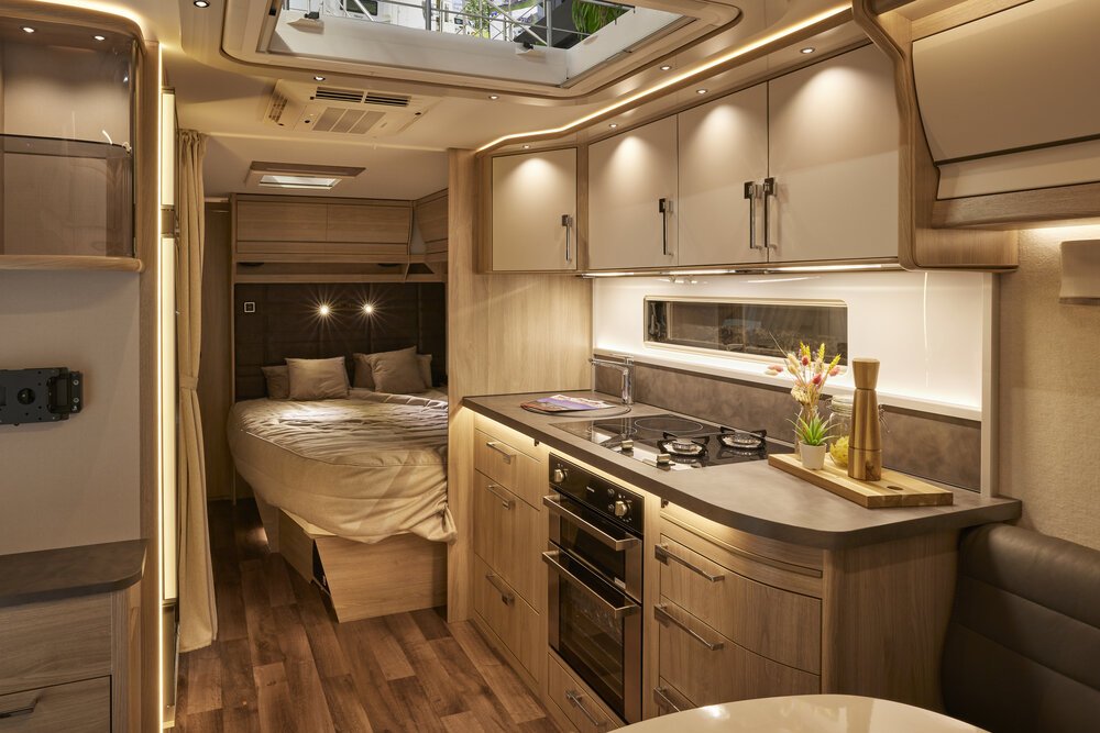 Sleeping area with kitchenette in the Kabe Briljant 470 XL KingSize caravan.