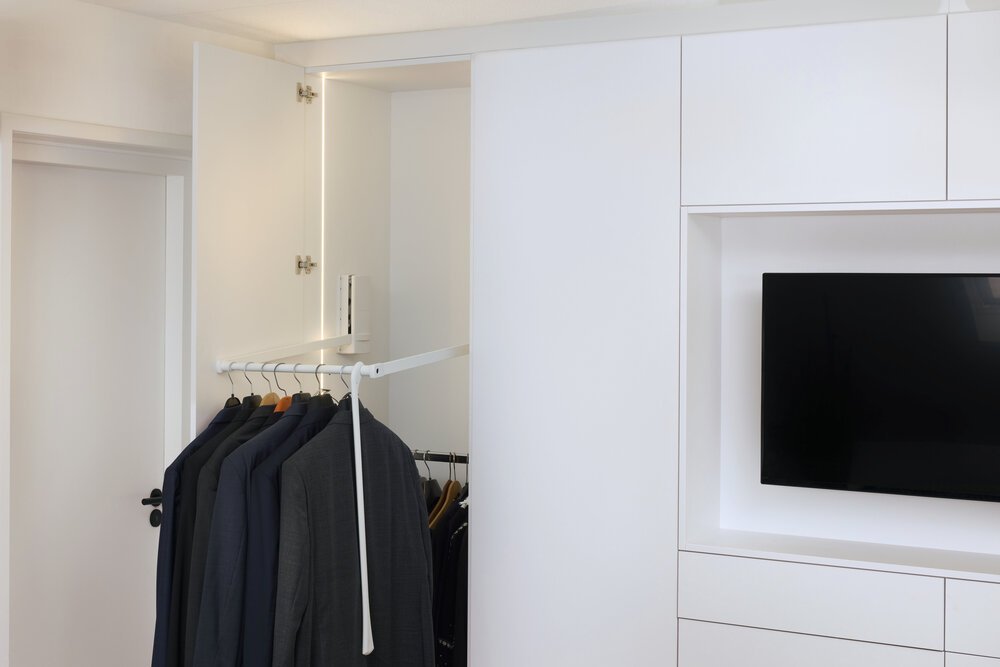 Smart use of height with a lift system for hanging clothes.