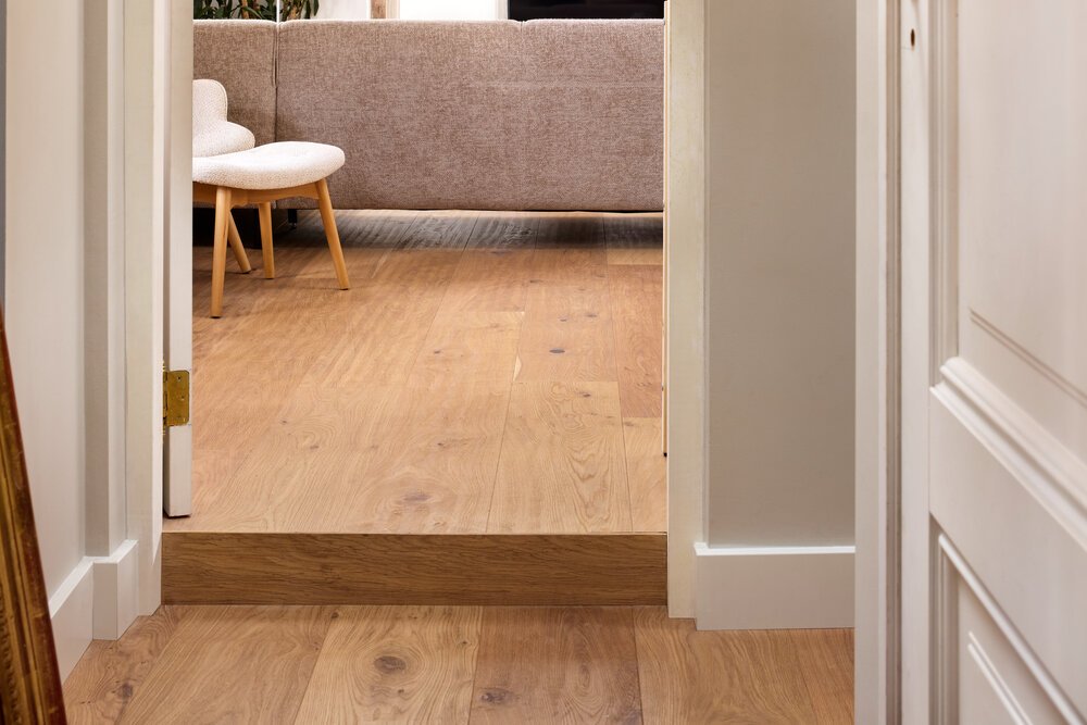 The level difference between the living room and the landing was expertly resolved during the floor installation.