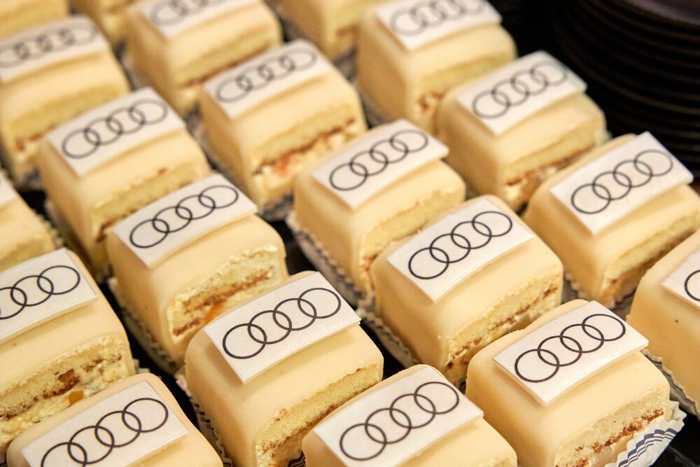 Even during the coffee break, attention is paid to the brand.