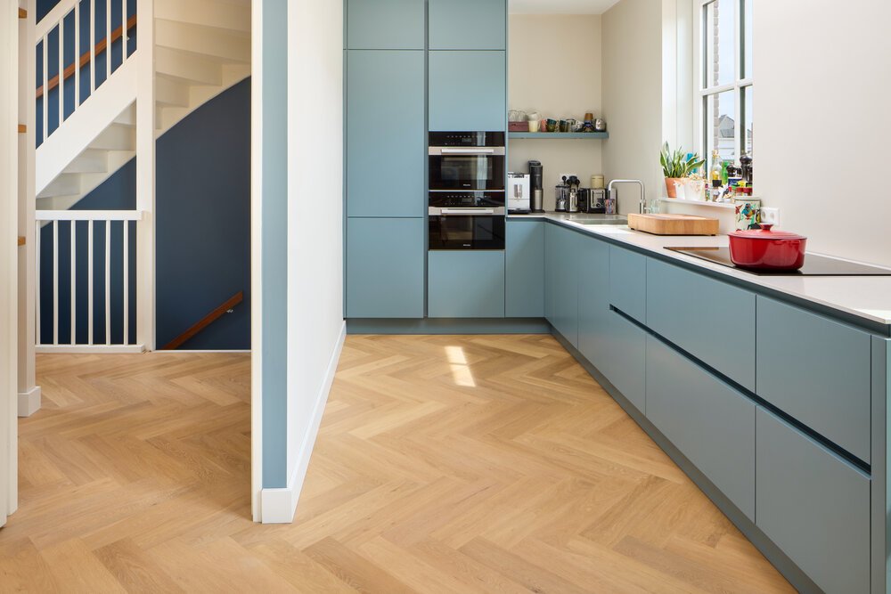 The kitchen and the doorways leading to the landing: the flooring continues seamlessly across the entire level.